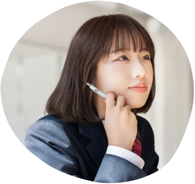 考え事をする女子学生