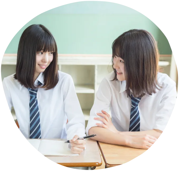 話し合う女子学生